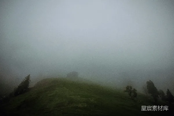 高清摄影 雾中的山丘与小屋
