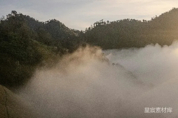 高清摄影 雾中的山丘