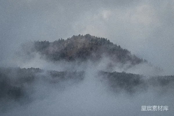 高清摄影 雾中的山峰