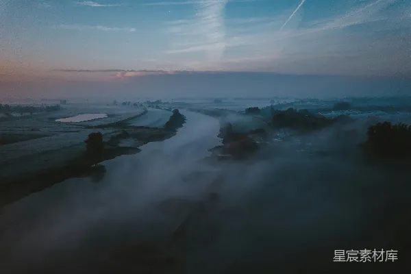 高清摄影 晨雾中的河流