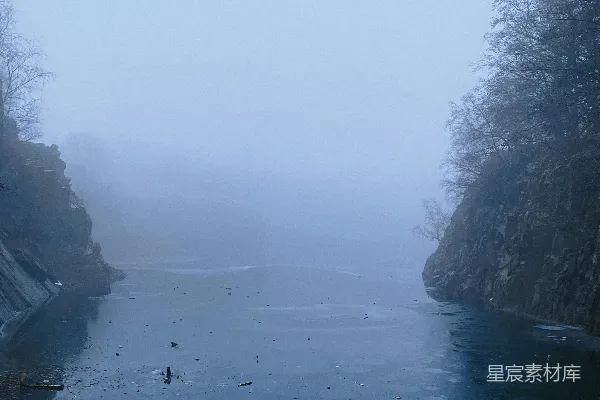 高清摄影 雾中的河流