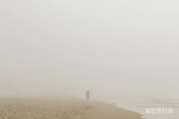 高清摄影 雾中的海滩散步