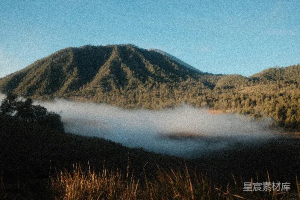 高清摄影 晨雾笼罩的山峦