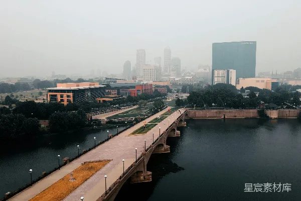 高清摄影 雾蒙蒙的城市天际线与桥梁