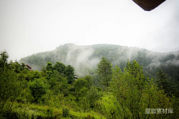 高清摄影 云雾缭绕的山间小屋
