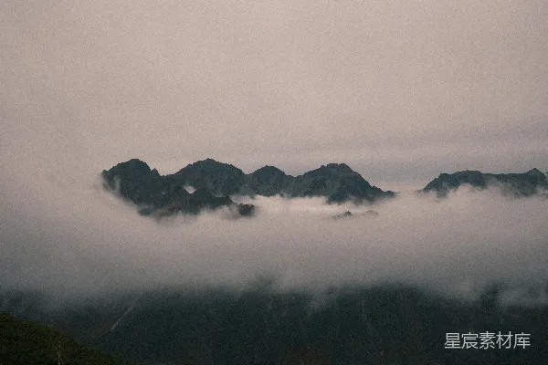 高清摄影 云海中的山峦