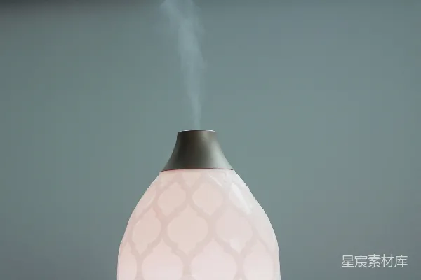 高清摄影 粉色镂空花瓶散发的雾气