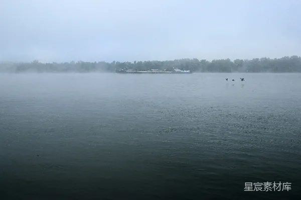 高清摄影 晨雾中的河流与船只