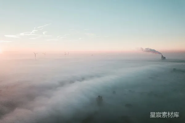 高清摄影 雾中风车与烟囱的对比