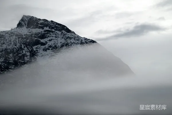 高清摄影 云雾缭绕的山峰