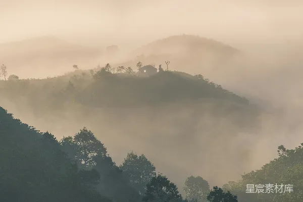 高清摄影 晨雾中的山间小屋