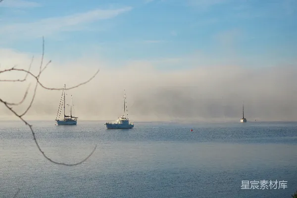 高清摄影 晨雾中的宁静海湾