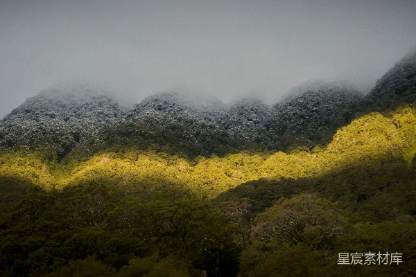 高清摄影 雾中的山峦