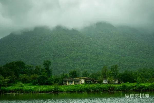 高清摄影 雾气缭绕的山间小屋