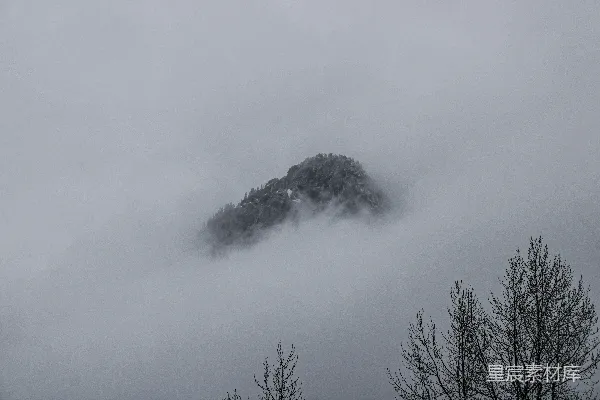 高清摄影 雾中孤峰