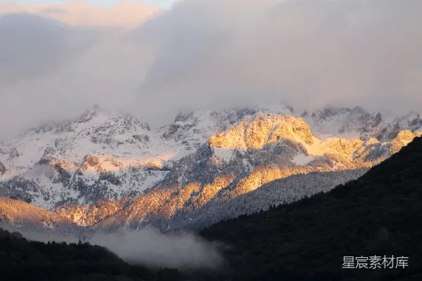 高清摄影 晨光中的雪山