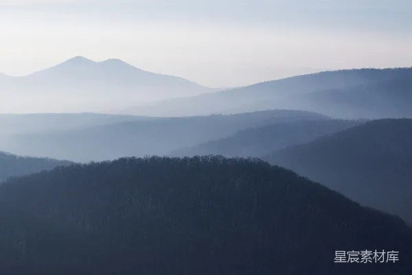 高清摄影 雾中的山峦