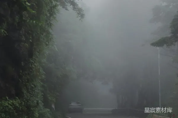 高清摄影 雾中蜿蜒山路