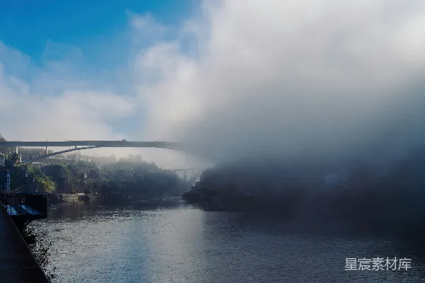 高清摄影 雾中的河流与桥梁