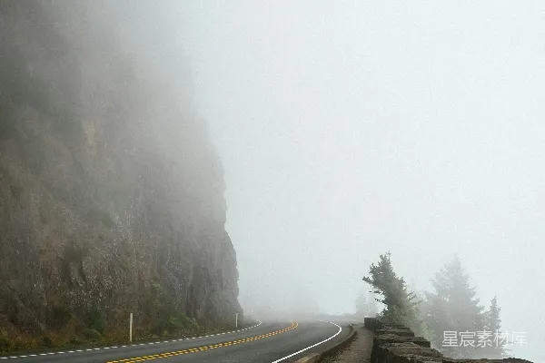 高清摄影 迷雾中的蜿蜒山路