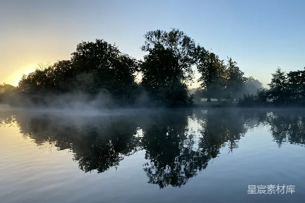 高清摄影 晨雾中的宁静湖景