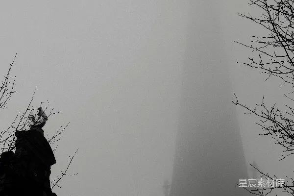 高清摄影 雾中的教堂塔楼