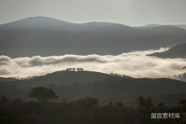 高清摄影 晨雾缭绕的山间