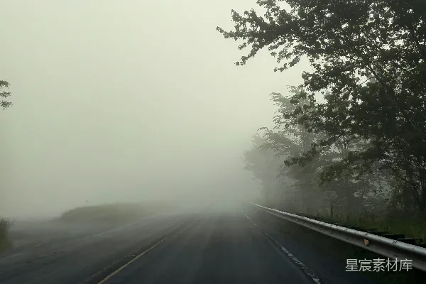 高清摄影 雾中寂静的公路