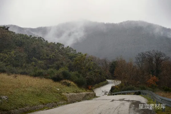 高清摄影 雾中的山间小路