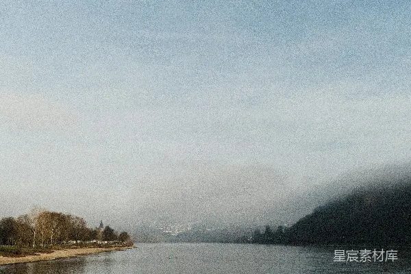 高清摄影 晨雾笼罩下的宁静湖景