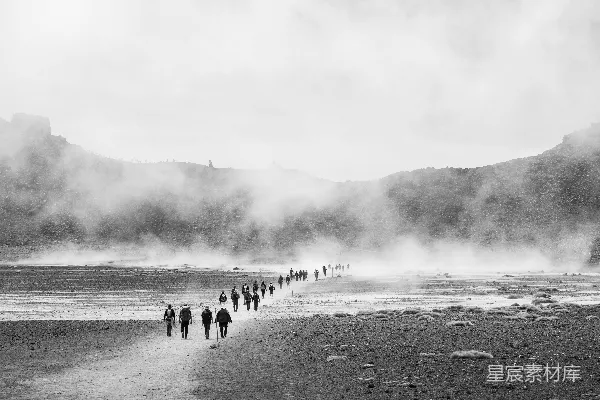 高清摄影 探险者在火山烟雾中行走