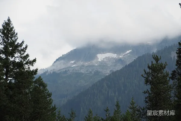 高清摄影 云雾缭绕的雪山