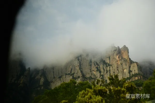 高清摄影 云雾缭绕的山峰