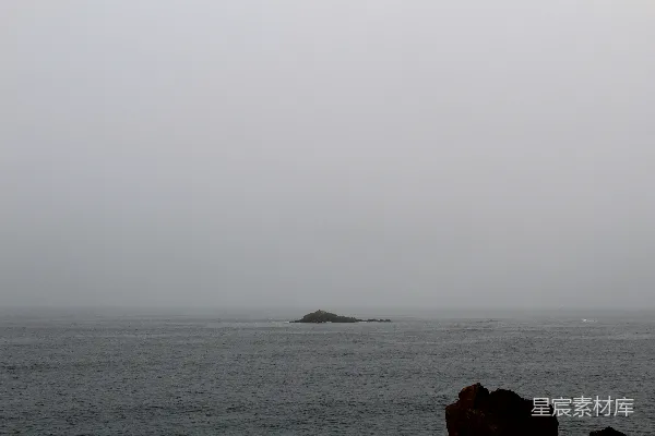 高清摄影 雾中的海中岛