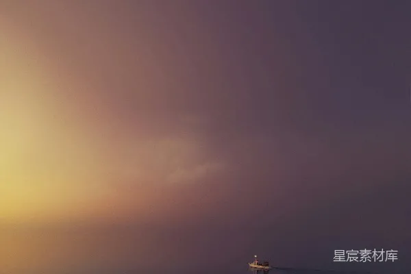高清摄影 晨曦中的孤舟