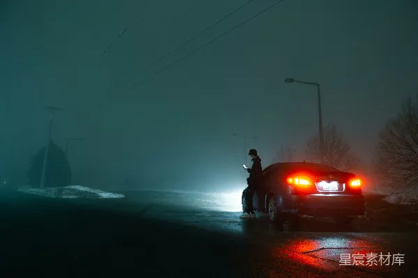 高清摄影 雾夜路边停车