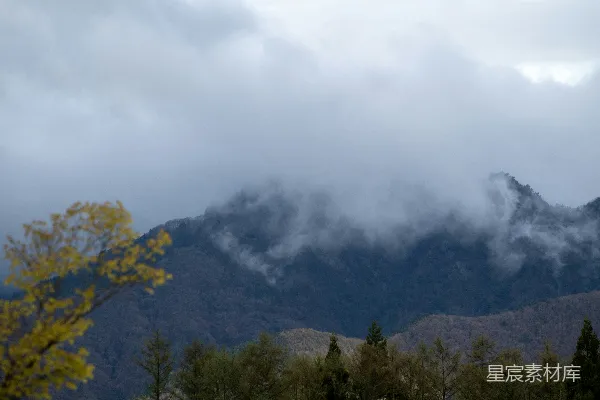 高清摄影 雾气缭绕的山景