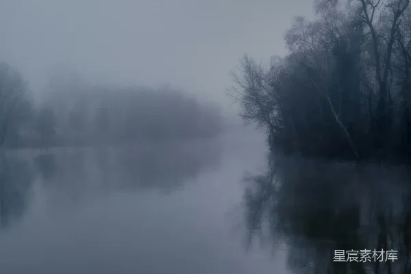 高清摄影 晨雾中的宁静湖景