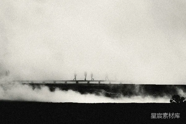 高清摄影 雾中的行人