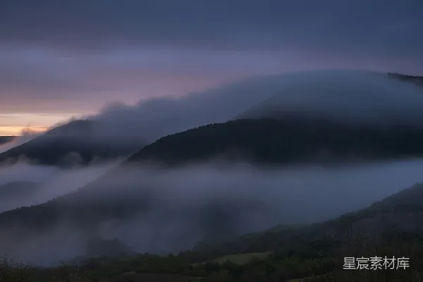 高清摄影 晨雾中的山峦