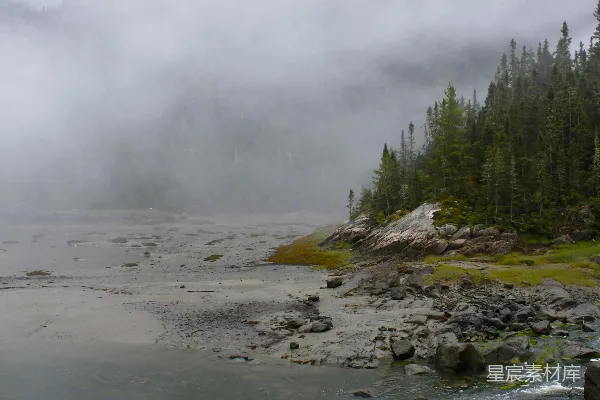 高清摄影 雾蒙蒙的山间湖泊