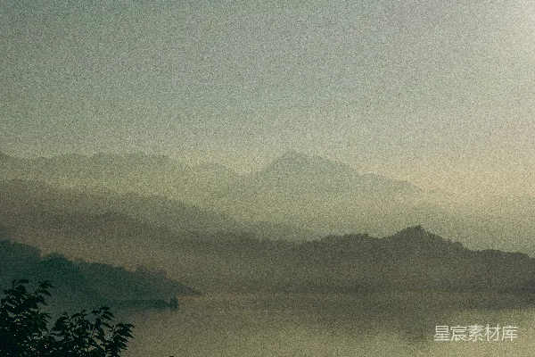 高清摄影 清晨薄雾中的山湖