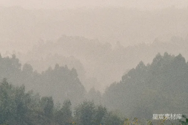 高清摄影 薄雾中的山林