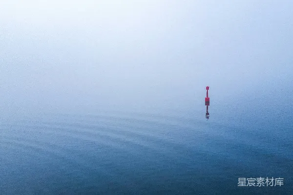 高清摄影 雾中漂浮的红色浮标