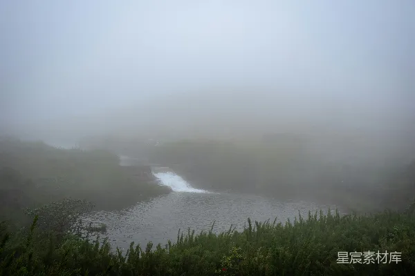 高清摄影 雾中的河流