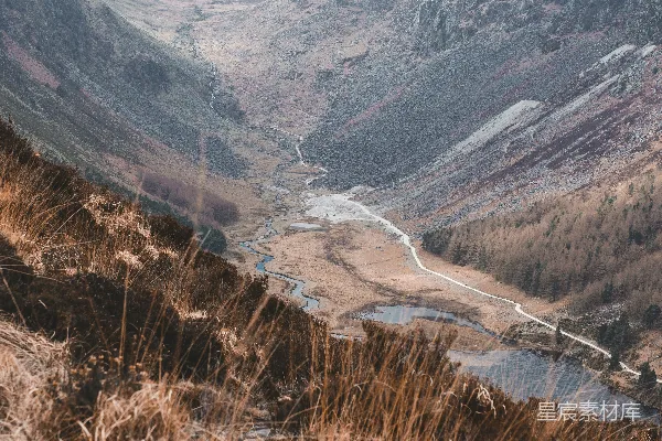 高清摄影 山谷中的小溪与远山
