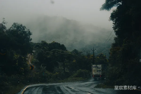 高清摄影 雾中的山路