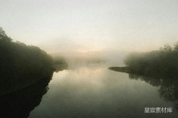 高清摄影 晨雾中的宁静湖景