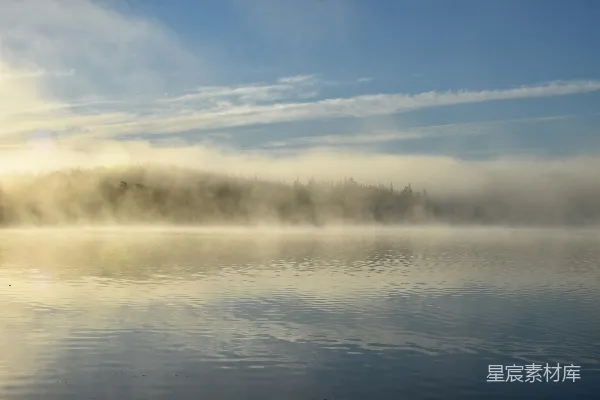 高清摄影 晨雾中的宁静湖景
