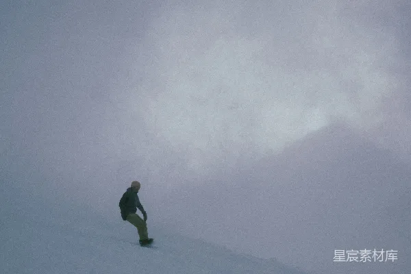 高清摄影 雪地中的孤独身影
